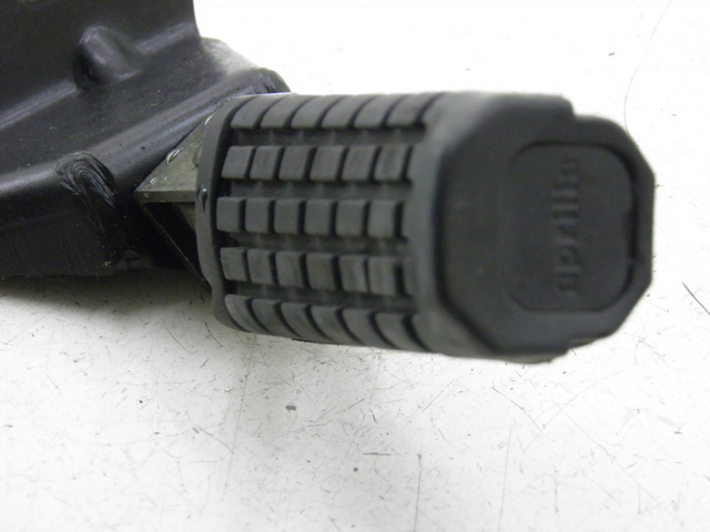photo de PEDANA POSTERIORE DESTRA SUPPORTO APRILIA SCARABEO 100 (2003 - 2012) - Zoom sullo stato d'uso