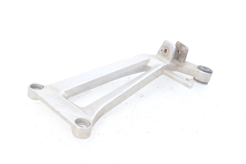 photo de Piastra poggiapiedi posteriore destro HONDA CBR R 125 (2003 - 2006) - Altra angolazione