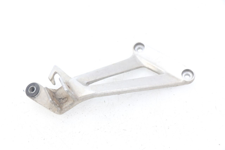 photo de Piastra poggiapiedi posteriore destro HONDA CBR R 125 (2003 - 2006) - Primo piano tecnico