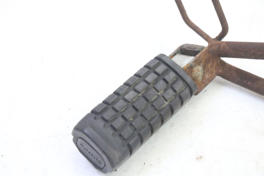 photo de PEDANA POSTERIORE DESTRA SUPPORTO APRILIA ETX 125 (1998 - 2002) - Dettaglio del componente