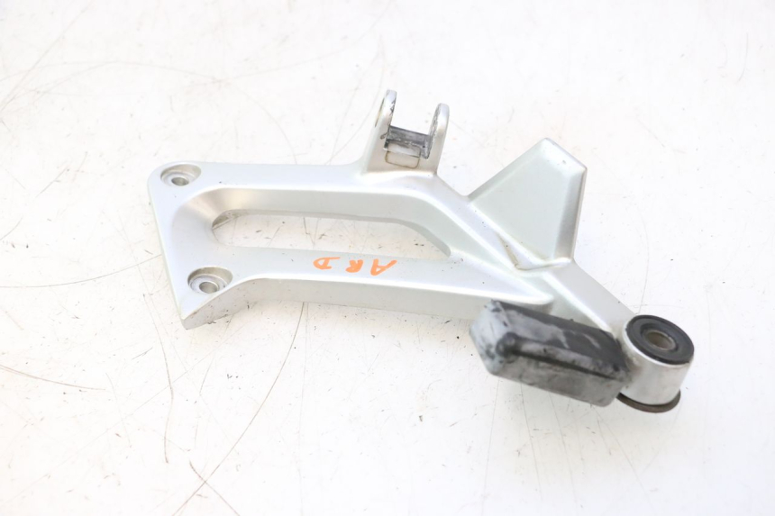 photo de PEDANA POSTERIORE DESTRA SUPPORTO YAMAHA FJR 1300 (2001 - 2005) - Primo piano tecnico