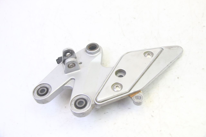 photo de PEDANA POSTERIORE DESTRA SUPPORTO YAMAHA FZ6 N FAZER 600 (2004 - 2006) - Altra angolazione