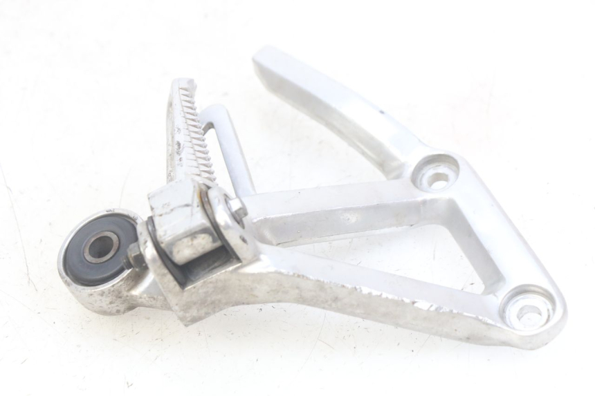 photo de PIASTRA PEDANA POSTERIORE DESTRA YAMAHA FZS FAZER 600 (1998 - 2001) - Altra angolazione