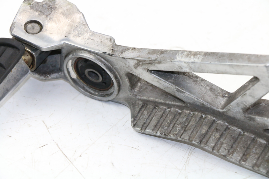 photo de PIASTRA PEDANA POSTERIORE DESTRA YAMAHA FZX FAZER 750 (1987 - 1998) - Caratteristiche distintive