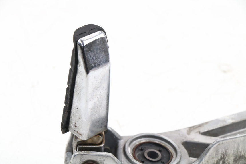 photo de PIASTRA PEDANA POSTERIORE DESTRA YAMAHA FZX FAZER 750 (1987 - 1998) - Caratteristiche distintive