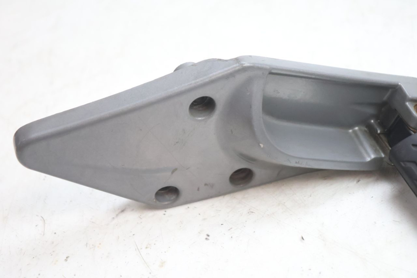 photo de PEDANA POSTERIORE DESTRA SUPPORTO GILERA GP 800 (2007 - 2013) - Dettaglio del componente