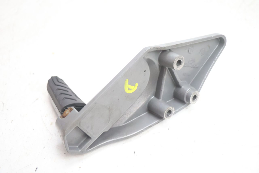 photo de PEDANA POSTERIORE DESTRA SUPPORTO GILERA GP 800 (2007 - 2013) - Altra vista dell'articolo