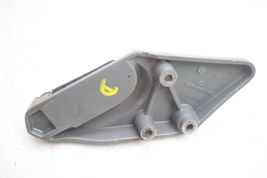 photo de PEDANA POSTERIORE DESTRA SUPPORTO GILERA GP 800 (2007 - 2013) - Caratteristiche distintive