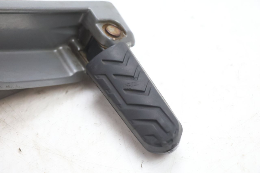 photo de PEDANA POSTERIORE DESTRA SUPPORTO GILERA GP 800 (2007 - 2013) - Zoom sullo stato d'uso
