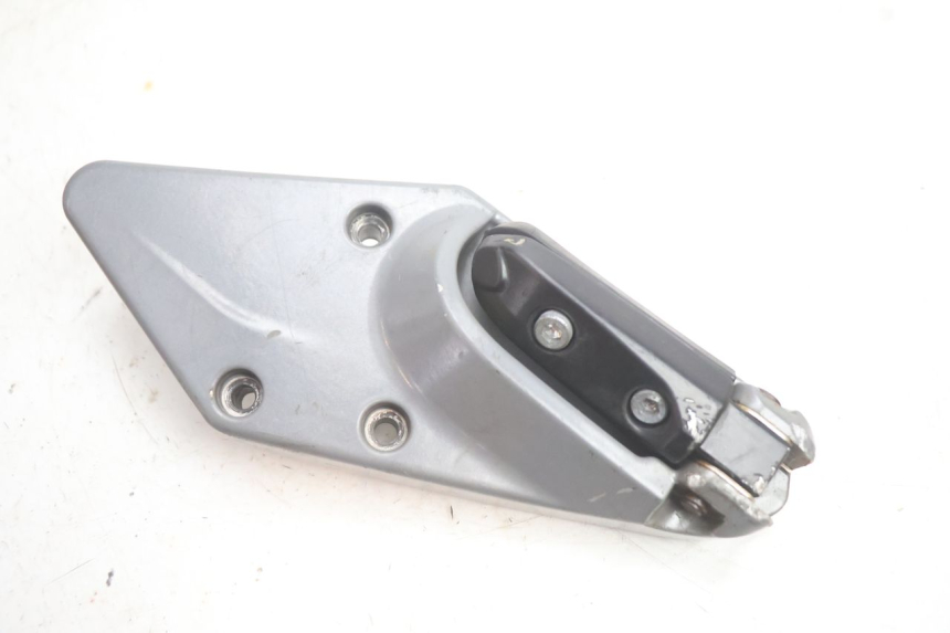 photo de PEDANA POSTERIORE DESTRA SUPPORTO GILERA GP 800 (2007 - 2013) - Primo piano tecnico