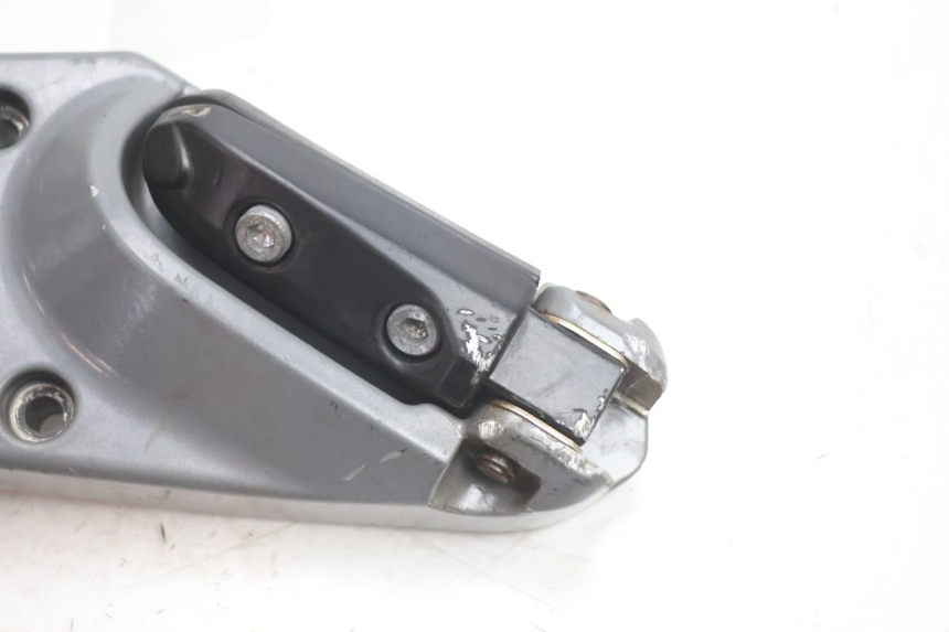 photo de PEDANA POSTERIORE DESTRA SUPPORTO GILERA GP 800 (2007 - 2013) - Stato della superficie e materiale