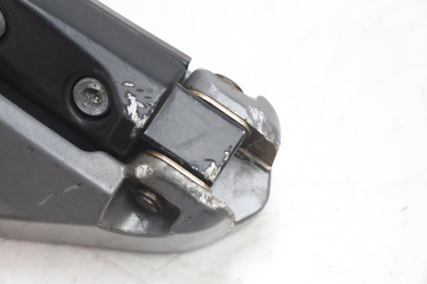 photo de PEDANA POSTERIORE DESTRA SUPPORTO GILERA GP 800 (2007 - 2013) - Marcature e riferimenti originali