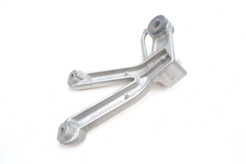 photo de PEDANA POSTERIORE DESTRA SUPPORTO SUZUKI GSF N BANDIT 1200 (2001 - 2005) - Altra angolazione