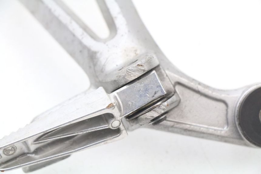 photo de PIASTRA PEDANA POSTERIORE DESTRA SUZUKI GSX-R GSXR 600 (2008 - 2010) - Zoom sullo stato d'uso