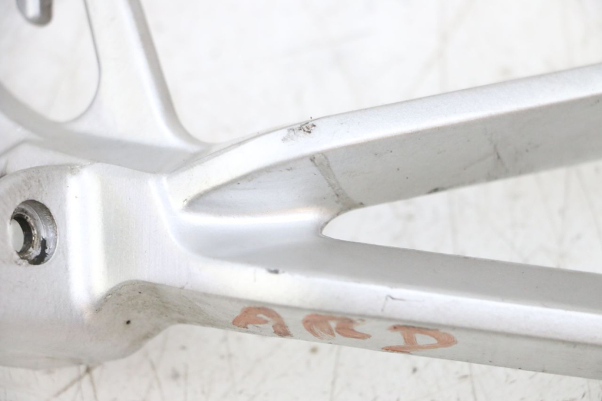 photo de PEDANA POSTERIORE DESTRA SUPPORTO SUZUKI GSXR GSX-R 1000 (2003 - 2004) - Dettaglio del componente