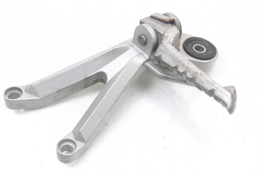 photo de PEDANA POSTERIORE DESTRA SUPPORTO HYOSUNG GTR 125 (2006 - 2008) - Zoom sullo stato d'uso