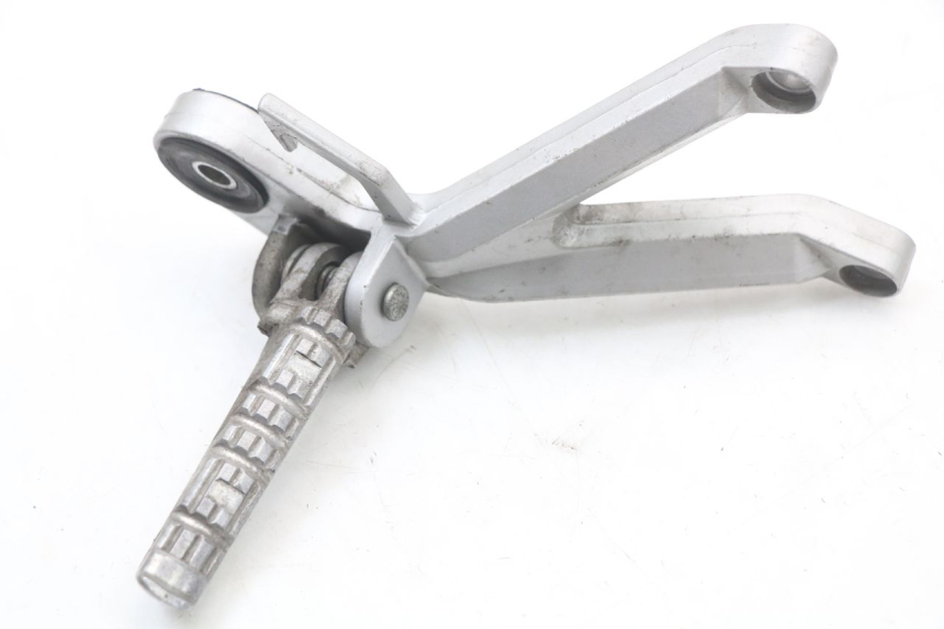 photo de PEDANA POSTERIORE DESTRA SUPPORTO HYOSUNG GTR 125 (2006 - 2008) - Altra angolazione