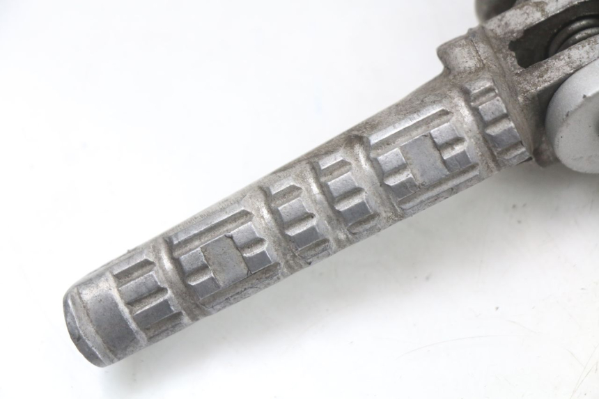 photo de PEDANA POSTERIORE DESTRA SUPPORTO HYOSUNG GTR 125 (2006 - 2008) - Primo piano tecnico