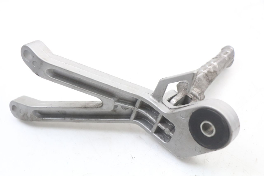 photo de PEDANA POSTERIORE DESTRA SUPPORTO HYOSUNG GTR 125 (2006 - 2008) - Stato della superficie e materiale