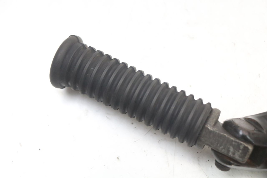 photo de PEDANA POSTERIORE DESTRA SUPPORTO HARLEY DAVIDSON SPORTSTER XL CUSTOM 883 (1999 - 2006) - Dettaglio del componente