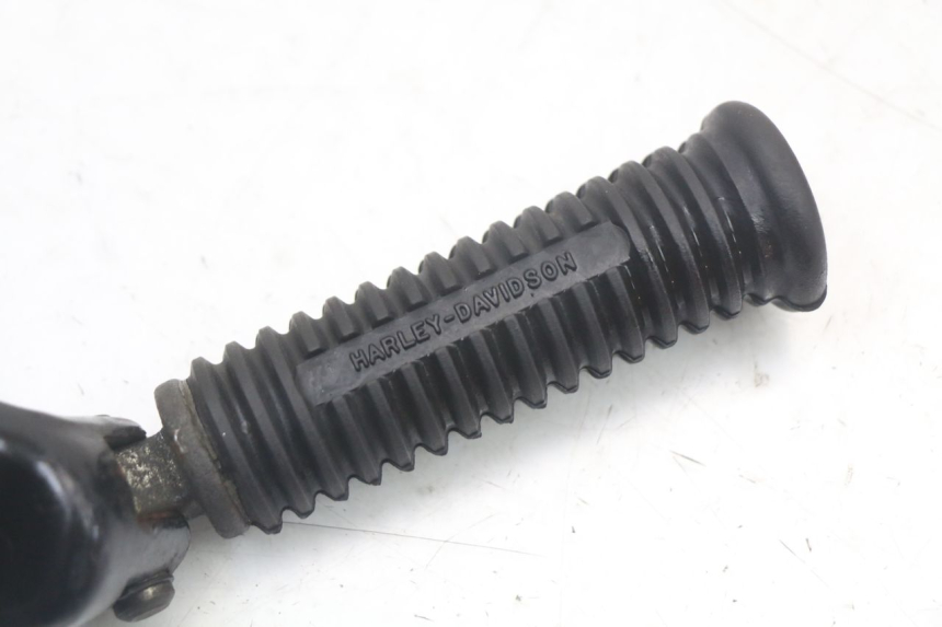 photo de PEDANA POSTERIORE DESTRA SUPPORTO HARLEY DAVIDSON SPORTSTER XL CUSTOM 883 (1999 - 2006) - Stato della superficie e materiale