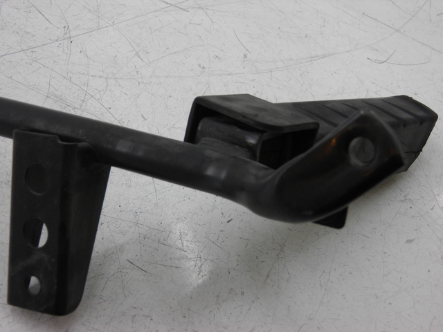 photo de PIASTRA PEDANA POSTERIORE DESTRA HONDA FES PANTHEON 125 (2003 - 2007) - Vista d'insieme del prodotto