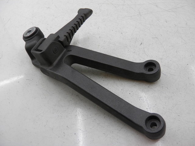 photo de Piastra poggiapiedi posteriore destro KYMCO QUANNON NAKED 125 (2010) - Zoom sullo stato d'uso