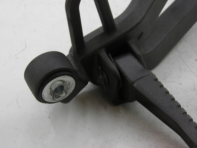 photo de Piastra poggiapiedi posteriore destro KYMCO QUANNON NAKED 125 (2010) - Primo piano tecnico