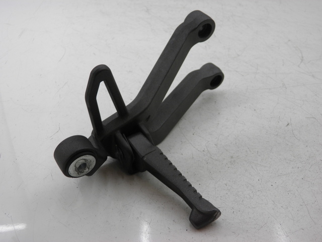 photo de Piastra poggiapiedi posteriore destro KYMCO QUANNON NAKED 125 (2010) - Vista d'insieme del prodotto