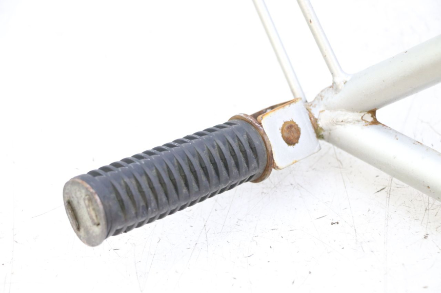 photo de PEDANA POSTERIORE DESTRA SUPPORTO KYMCO STRYKER OFF ROAD 125 (1999 - 2005) - Dettagli dei punti di fissaggio