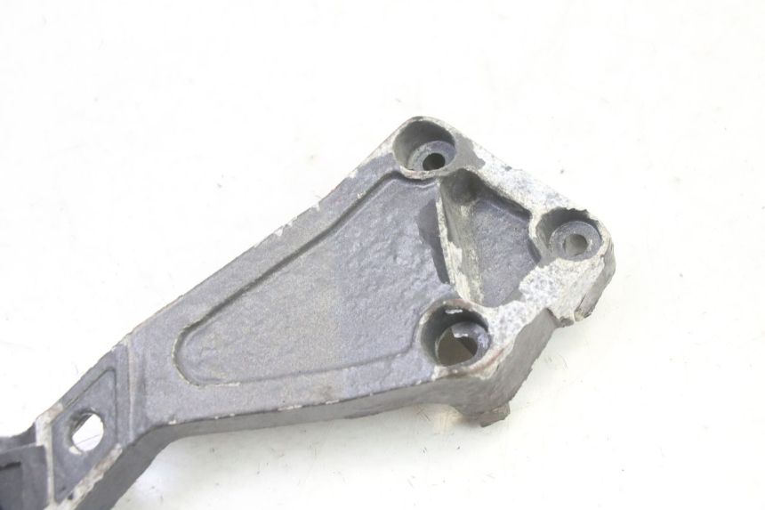 photo de PEDANA POSTERIORE DESTRA SUPPORTO TRIUMPH SPRINT 900 (1995 - 1998) - Altra angolazione