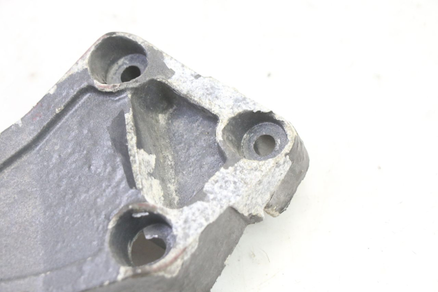 photo de PEDANA POSTERIORE DESTRA SUPPORTO TRIUMPH SPRINT 900 (1995 - 1998) - Primo piano tecnico