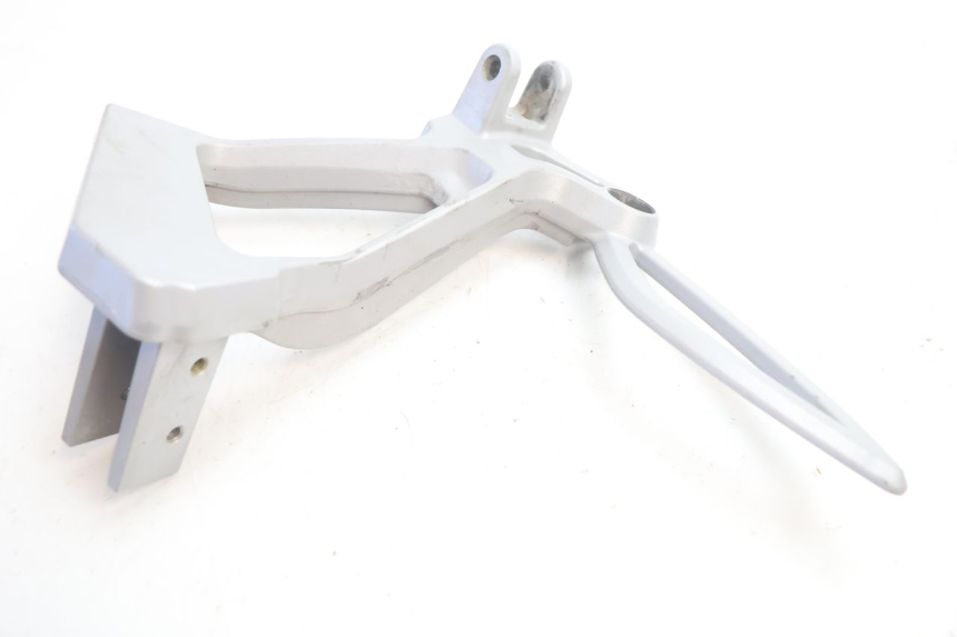 photo de PEDANA POSTERIORE DESTRA SUPPORTO CAN-AM SPYDER RS 1000 (2008 - 2012) - Altra angolazione