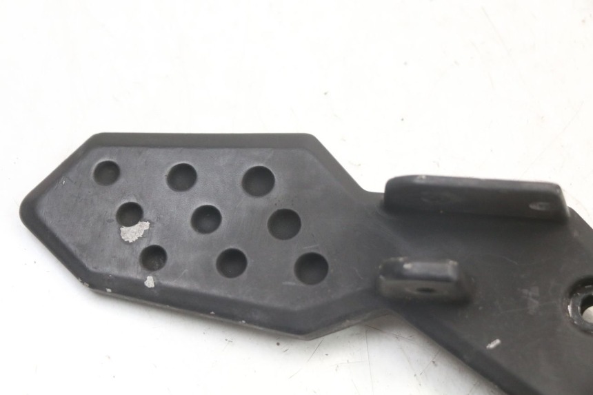photo de PEDANA POSTERIORE DESTRA SUPPORTO KYMCO SUPER 8 125 (2008 - 2015) - Dettaglio del componente