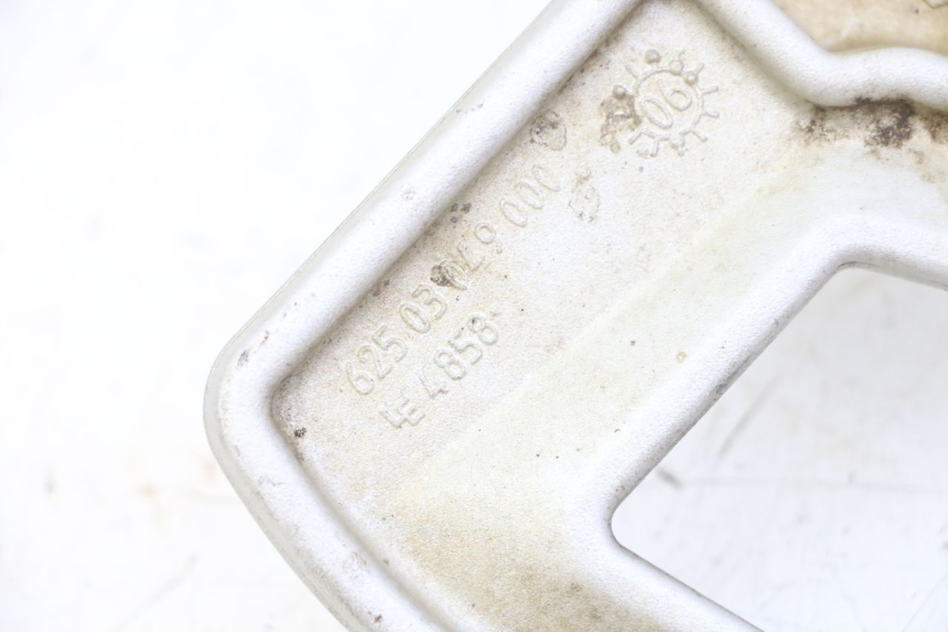 photo de PEDANA POSTERIORE DESTRA SUPPORTO KTM SUPERENDURO R 950 (2005 - 2009) - Primo piano tecnico