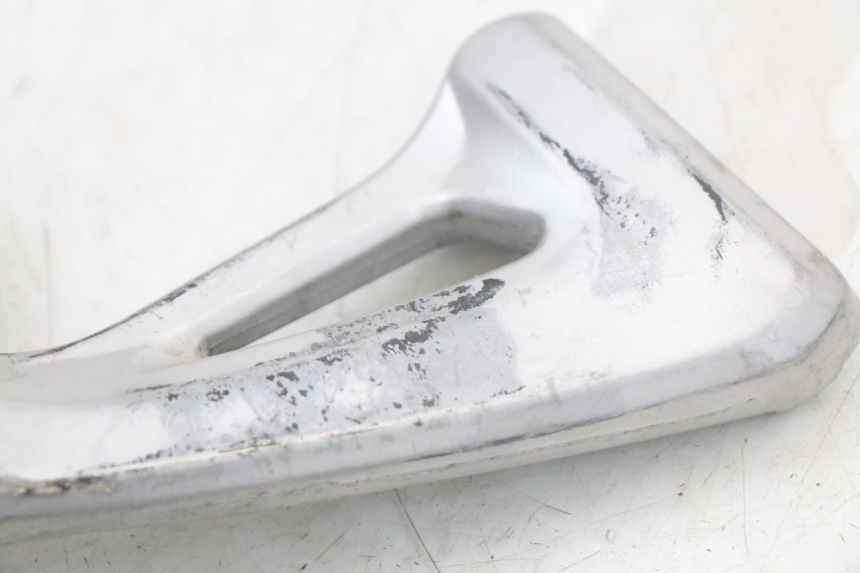 photo de PIASTRA PEDANA POSTERIORE DESTRA SUZUKI SV N 650 (1999 - 2002) - Stato della superficie e materiale