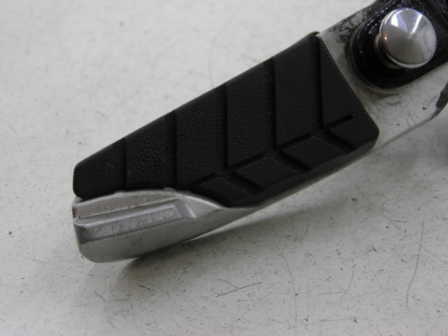 photo de Piastra poggiapiedi posteriore destro SYM GTS 125 (2005 - 2008) - Altra angolazione