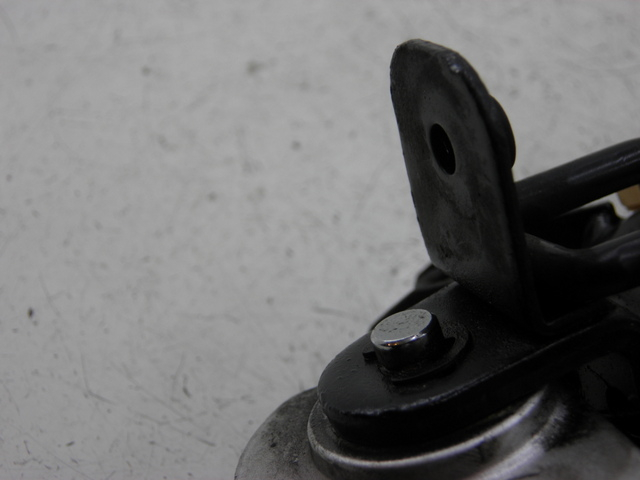 photo de Piastra poggiapiedi posteriore destro SYM GTS 125 (2005 - 2008) - Stato della superficie e materiale