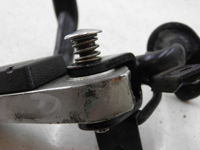 photo de Piastra poggiapiedi posteriore destro SYM GTS 125 (2005 - 2008) - Marcature e riferimenti originali