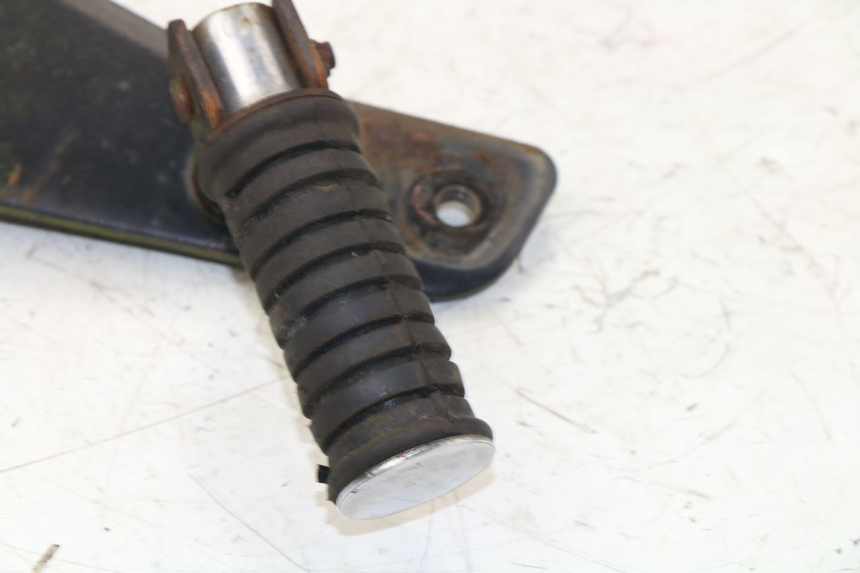 photo de PIASTRA PEDANA POSTERIORE DESTRA YAMAHA VIRAGO 125 (1996 - 2003) - Marcature e riferimenti originali