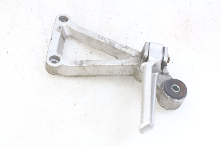 photo de PIASTRA PEDANA POSTERIORE DESTRA DAELIM VJ ROADWIN FI 125 (2008 - 2017) - Altra angolazione