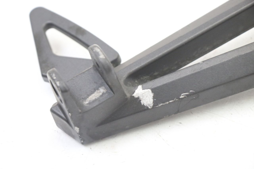 photo de PEDANA POSTERIORE DESTRA SUPPORTO YAMAHA FZ6 FAZER S2 600 (2007 - 2011) - Dettaglio del componente