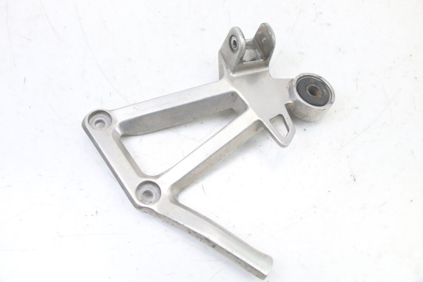 photo de PEDANA POSTERIORE DESTRA SUPPORTO YAMAHA FZS FAZER 600 (2001 - 2003) - Zoom sullo stato d'uso