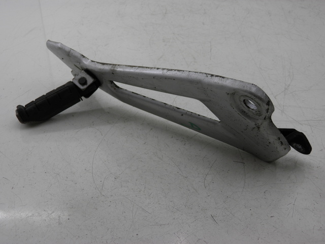 photo de Piastra poggiapiedi posteriore destro YAMAHA YBR 125 (2004 - 2006) - Vista principale