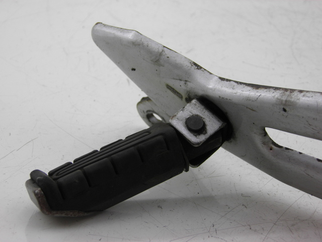 photo de Piastra poggiapiedi posteriore destro YAMAHA YBR 125 (2004 - 2006) - Dettaglio del componente