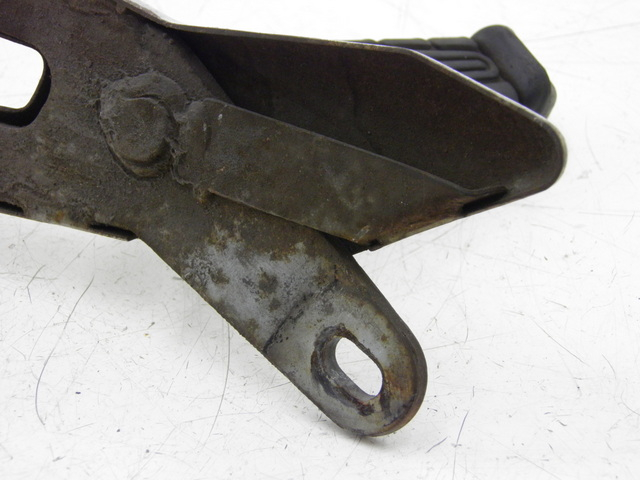 photo de Piastra poggiapiedi posteriore destro YAMAHA YBR 125 (2004 - 2006) - Altra angolazione