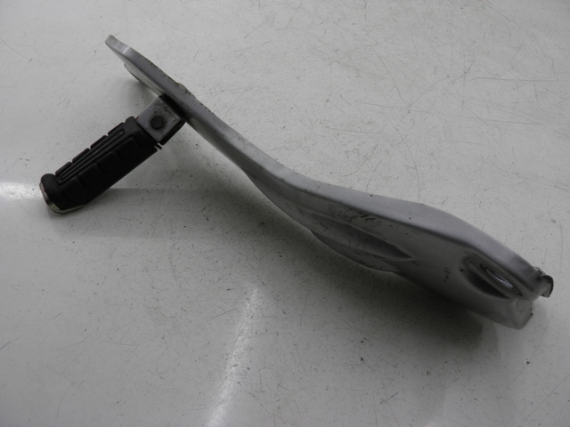 photo de PIASTRA PEDANA POSTERIORE DESTRA YAMAHA YBR CUSTOM 125 (2008 - 2010) - Zoom sullo stato d'uso