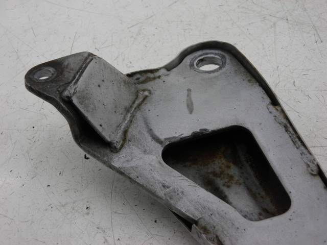 photo de PIASTRA PEDANA POSTERIORE DESTRA YAMAHA YBR CUSTOM 125 (2008 - 2010) - Altra angolazione