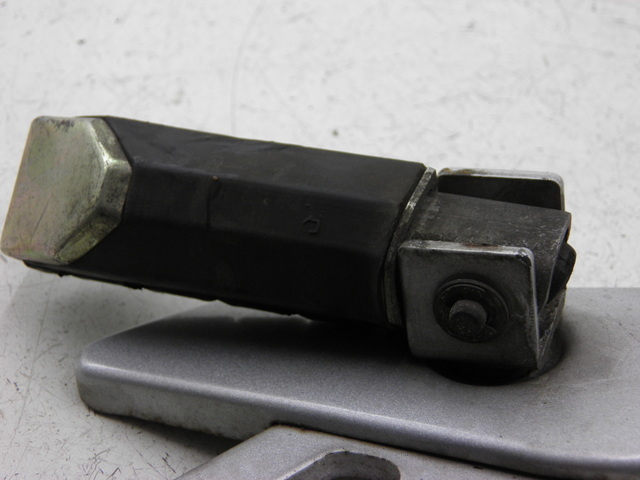 photo de PIASTRA PEDANA POSTERIORE DESTRA YAMAHA YBR CUSTOM 125 (2008 - 2010) - Primo piano tecnico