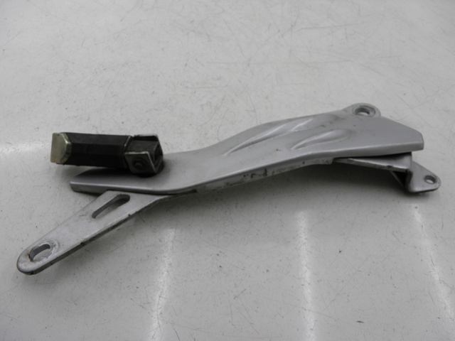 photo de PIASTRA PEDANA POSTERIORE DESTRA YAMAHA YBR CUSTOM 125 (2008 - 2010) - Dettagli dei punti di fissaggio